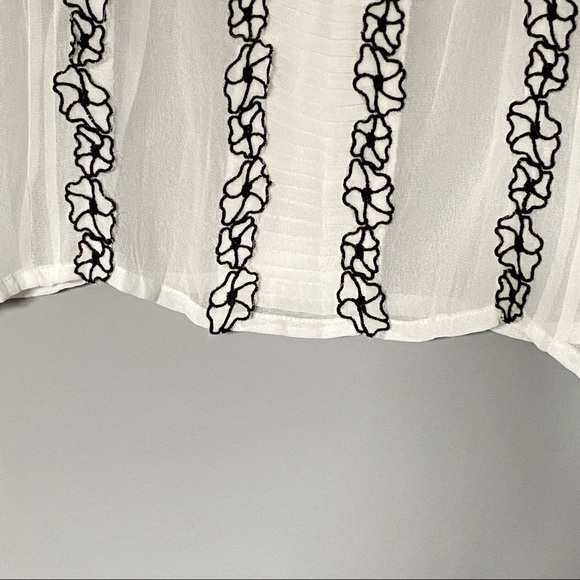 Ricki’s white sheer sleeveless top with embroidered floral trim - Picture 4 of 9